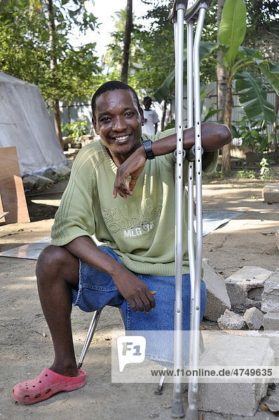 Erdbebenopfer mit amputiertem Bein und mit Krücken  Port-au-Prince  Haiti  Karibik  Zentralamerika