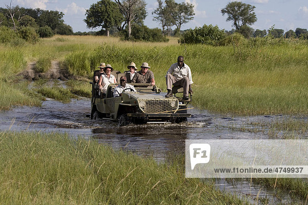 Uri Jeep zur Wildbeobachtung im Okavango Delta  Botswana  Afrika