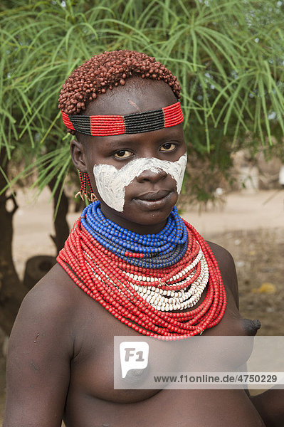 Junge Karo Frau mit bunten Halsketten  Lippenpiercing und Gesichtsbemalung  Porträt  Omo-Tal  Südäthiopien  Äthiopien  Afrika