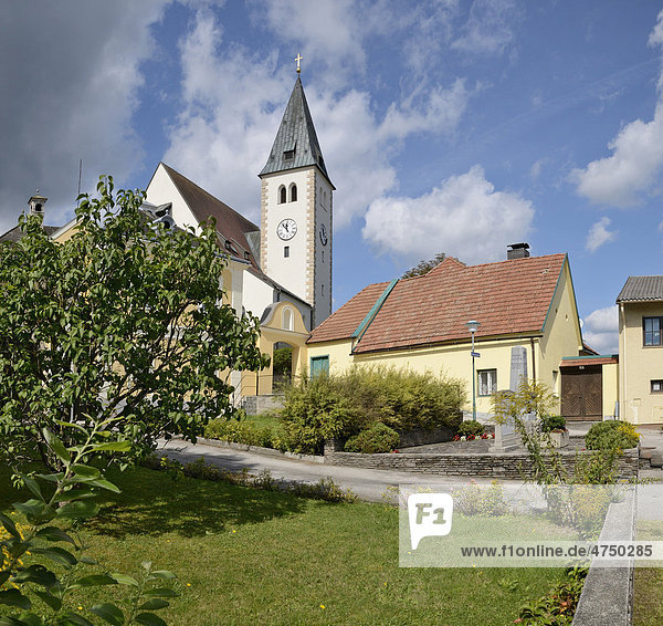 Pfarrhof und Pfarrkirche  Grillenberg  Triestingtal  Niederösterreich  Österreich  Europa