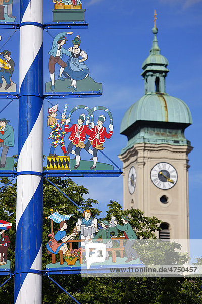 Maibaum am Viktualienmarkt mit Heiliggeistkirche München Bayern Deutschland Europa