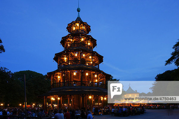 Chinesischer Turm  Biergarten  Englische Garten  Abendstimmung  München  Bayern  Deutschland  Europa