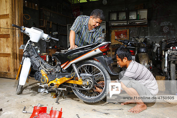 Jugendliche in der Mechanikerlehre  Motorradreparatur  Berufsbildungswerk  Siantar  Sumatra  Indonesien  Asien