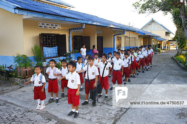 Kinder im Schuluniform auf dem Hof  Waisenhaus Gelora Kasih  Kabanjahe  Batak Region  Sumatra  Indonesien  Südostasien  Asien