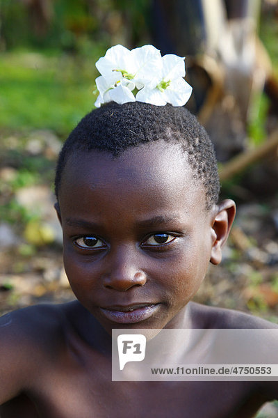 Junge  11 Jahre  mit Blumen auf dem Kopf  Kamachumu  Kagera Region  Tansania  Afrika