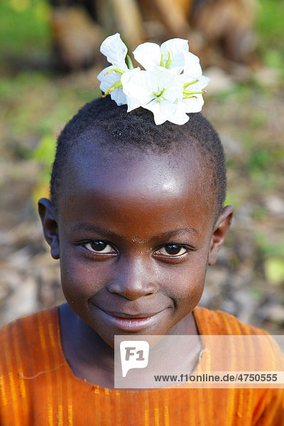 Mädchen mit Blumen auf dem Kopf  Kamachumu  Kagera Region  Tansania  Afrika