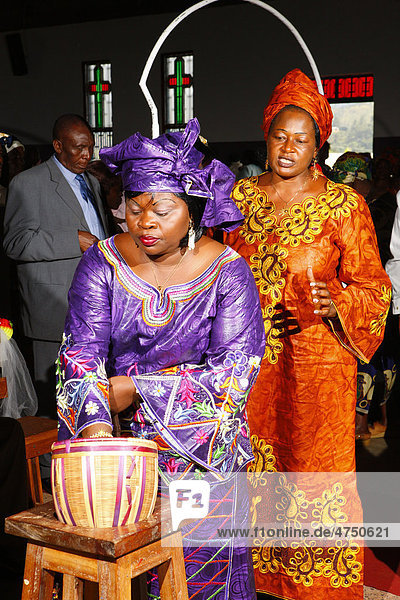 Frau während der Kollekte  Hochzeit  Bamenda  Kamerun  Afrika