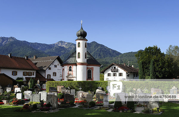 Hl.-Kreuz-Kapelle und Friedhof von Schlehdorf am Kochelsee  Bayern  Deutschland  Europa