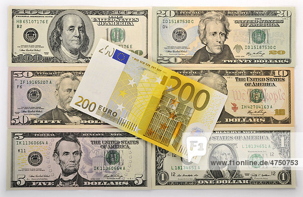 Symbolbild Wechselkurs  US-Dollar Banknoten  Geldschein  Euro