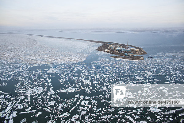 Luftaufnahme von einer Ölquelle Bohrplattform auf einer künstlichen Insel  umgeben von Defekten Meereis  Prudhoe Bay  in der Nähe von Beaufort Sea Deadhorse  Das arktische Alaska  Sommer