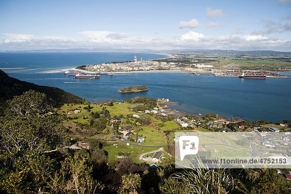 Der Blick über Whangarei Harbour und die Bream Bay  mit der Ölraffinerie am Marsden Point  Northland  Neuseeland