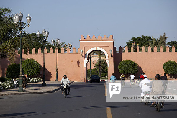 Stadtmauer und Stadttor in der Altstadt von Marrakesch  Marokko  Afrika