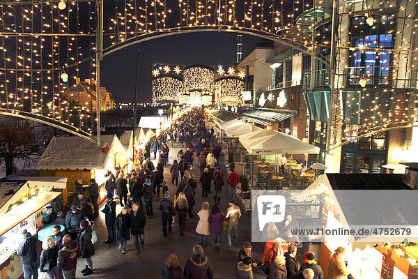 Abendlicher Weihnachtsmarkt am Einkaufszentrum CentrO  Oberhausen  Nordrhein-Westfalen  Deutschland  Europa