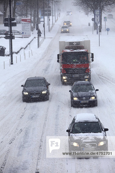 Winterlicher Straßenverkehr  bei dichtem Schneefall  Essen  Nordrhein-Westfalen  Deutschland  Europa