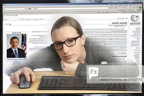 Junge Frau sitzt am Computer  surft im Internet  recherchiert auf der englischen Seite des Onlinelexikons Wikipedia  Blick aus dem Computer  Symbolbild