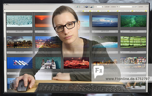 Junge Frau am Computer  schaut sich ihre Fotosammlung im PC an  Bildbearbeitungsprogramm  Blick aus dem Computer  Symbolbild