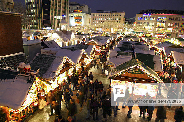 Abendlicher Weihnachtsmarkt auf dem Kennedeyplatz  Innenstadt von Essen  Nordrhein-Westfalen  Deutschland  Europa