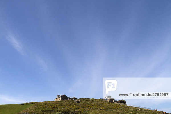 Blauer Himmel über der Küstenstation von St. Ives  Cornwall  England  Großbritannien  Europa