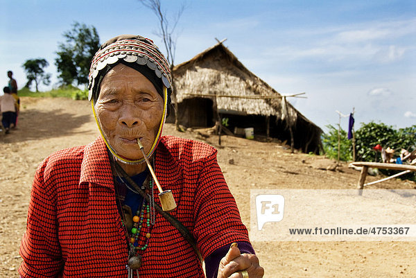 Alte Akha-Frau raucht Pfeife in den Bergen von Nordthailand  südostasiatisches Bergvolk der Akha  Thailand  Asien