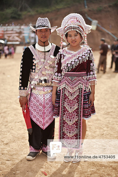 Junges  traditionell gekleidetes Hmong-Paar beim Neujahrsfest  Dorf Hung Saew  Chiang Mai  Thailand  Asien