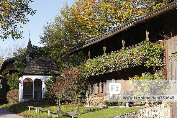 Kapelle und Holzhaus in Assenhausen  Gemeinde Berg  Fünfseenland  Oberbayern  Bayern  Deutschland  Europa