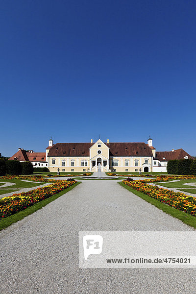 Blick auf das Alte Schloss Schleißheim mit Hofgarten  Oberschleißheim bei München  Oberbayern  Bayern  Deutschland  Europa