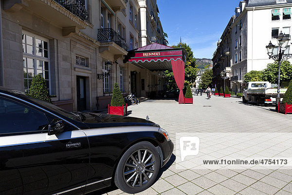 Das Firstclass Hotel Brenners mit Luxuslimousine Maybach vor der Tür  Baden-Baden  Baden-Württemberg  Deutschland  Europa