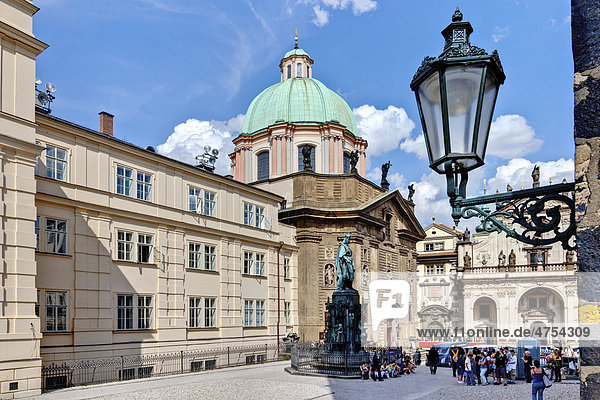 St. Franziskus-Kirche und Denkmal von Kaiser Karl IV.  1848  Prag  Tschechische Republik  Europa