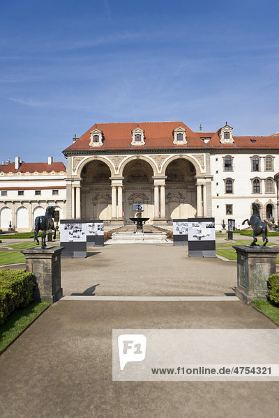 Palais Waldstein oder Wallensteinpalais mit Waldstein-Garten  Allee der Bronzestatuen  Altstadt  Prag  Tschechien  Tschechische Republik  Europa