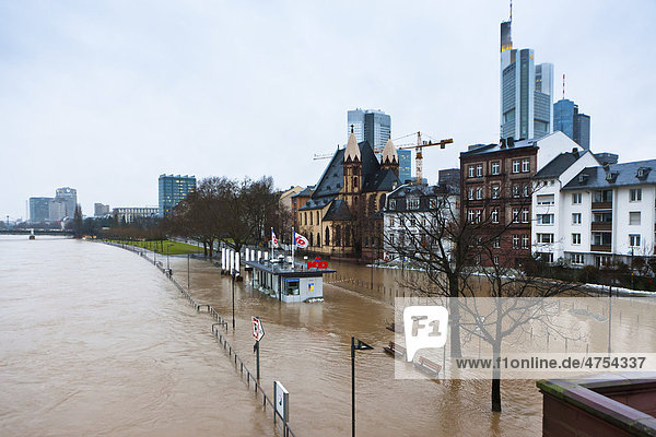 Hochwasser und Überschwemmung in Frankfurt  hinten der Untermainkai und die Commerzbank  Frankfurt am Main  Hessen  Deutschland  Europa