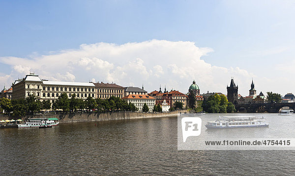 Blick über die Moldau auf die Altstadt  hinten das Rudolfinum und die Akademie der Kunst  Prag  Tschechische Republik  Europa