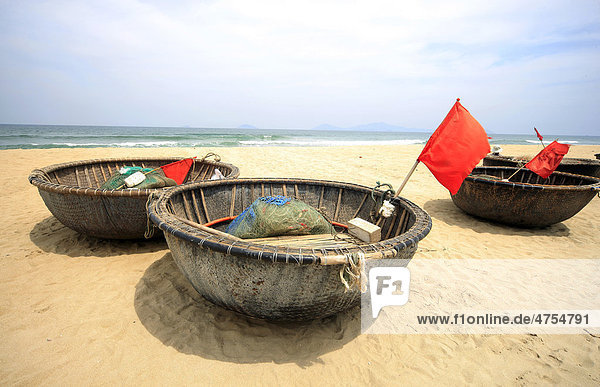 Fischerboote am Strand  Hoi An  Zentralvietnam  Vietnam  Asien