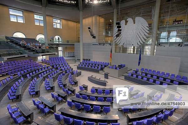 Deutscher Bundestag  leerer Plenarsaal mit kleiner Besuchergruppe  Berlin  Deutschland  Europa