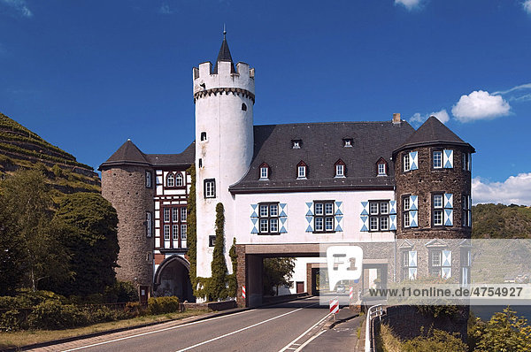 Schloss von der Leyen in Kobern-Gondorf an der Untermosel  von der Bundesstraße B416 durchfahren  Rheinland-Pfalz  Deutschland  Europa