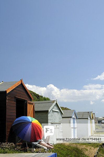 Strandhütten am Strand von Milford on Sea  Südengland  England  Großbritannien  Europa