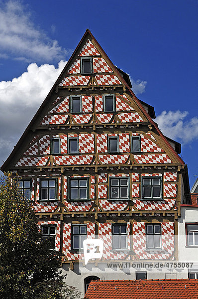 Altes Fachwerkhaus mit roten Rauten bemalt  von der Stadtmauer aus gesehen  Ulm  Baden-Württemberg  Deutschland  Europa