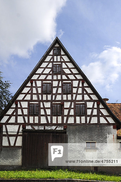 Alter fränkischer Stall mit Fachwerk eines Bauernhofes  Sendelbach  Mittelfranken  Bayern  Deutschland  Europa