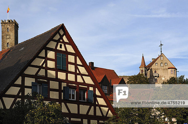 Das älteste Bürgerhaus in Abenberg  Anfang 17. Jhd.  hinten links der Turm Luginsland  rechts Burg Abenberg  Abenberg  Mittelfranken  Bayern  Deutschland  Europa