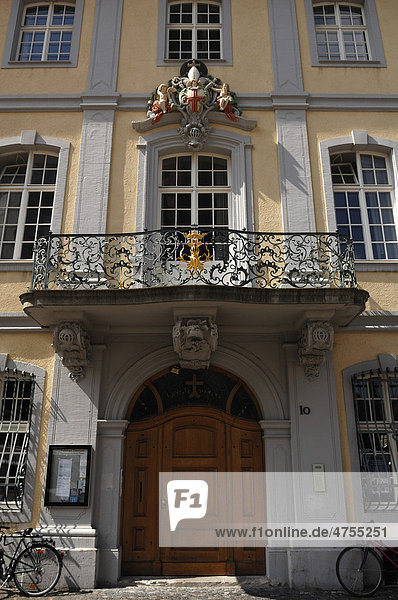 Eingang mit Balkon und Wappen  Haus Zum Ritter  1756  Münsterplatz 10  Freiburg im Breisgau  Baden-Württemberg  Deutschland  Europa