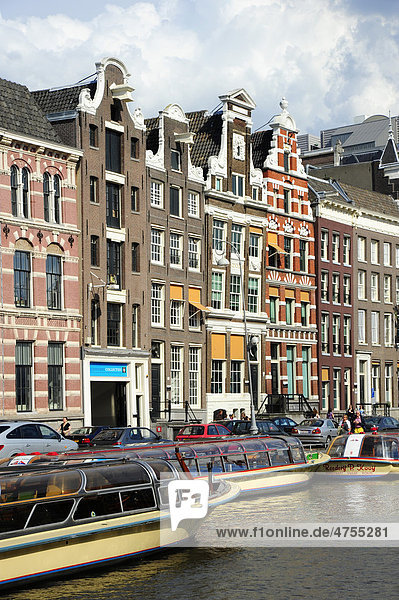 Fassade einiger Grachtenhäuser  Ausflugsschiffe auf dem Oude Turfmarkt Kanal  Gracht in der Altstadt  Amsterdam  Noord-Holland  Nord-Holland  Niederlande  Europa