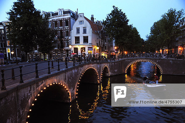 Beleuchtete Brücke und Grachtenhäuser in der Dämmerung  Prinsengracht  Leliegracht  Gracht  Kanal in der Altstadt  Amsterdam  Noord-Holland  Nord-Holland  Niederlande  Europa