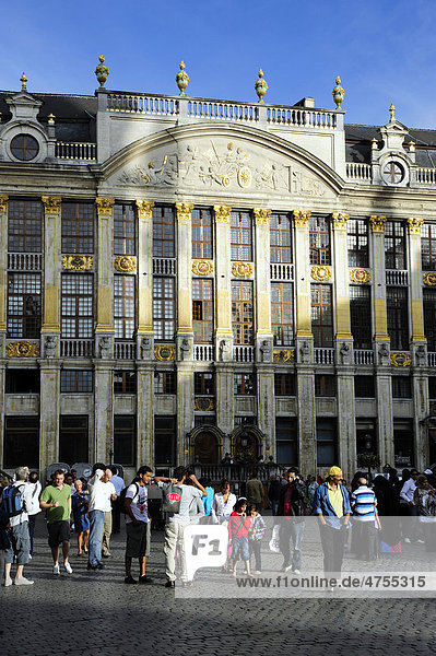 Leute auf dem Grand Place  Grote Markt Platz  dahinter das Haus Maison des Ducs de Brabant  Innenstadt  Brüssel  Belgien  Benelux  Europa