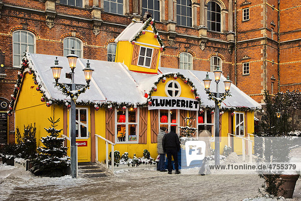 Gelbes  schneebedecktes Haus im Tivoli  Kopenhagen  Dänemark  Europa