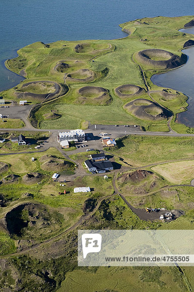 Luftaufnahme  Pseudokrater und Gehöfte vom M_vatn  Nordisland  Island  Europa