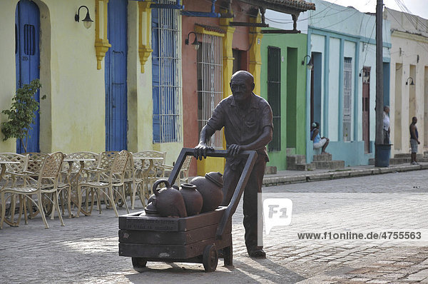 Alter Mann schiebt Wagen  Skulptur  Plaza del Carmen  Camagüey  Altstadt  Kuba  Karibik  Mittelamerika