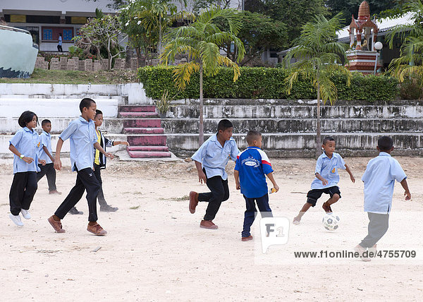 Kinder beim Fußball spielen  Koh Samet  Thailand  Asien