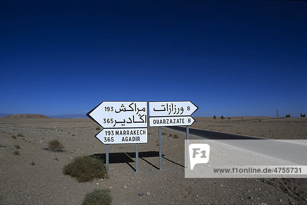 Verkehrszeichen in der Wüste  Marokko  Afrika