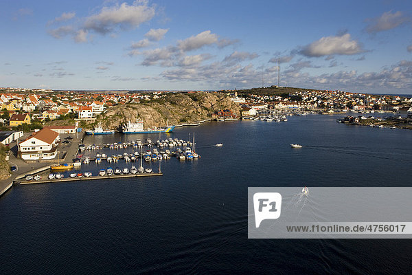 Blick über den Hafen von Kungshamn von Smögen aus  Schweden  Skandinavien  Europa