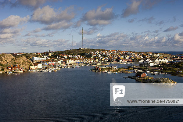 Blick über den Hafen von Kungshamn von Smögen aus  Schweden  Skandinavien  Europa