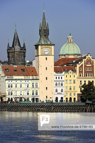 Altstädter Brückenturm  Wasserturm der ehemaligen Mühlen  Kuppel der Kreuzherrenkirche  Prag  Böhmen  Tschechien  Europa